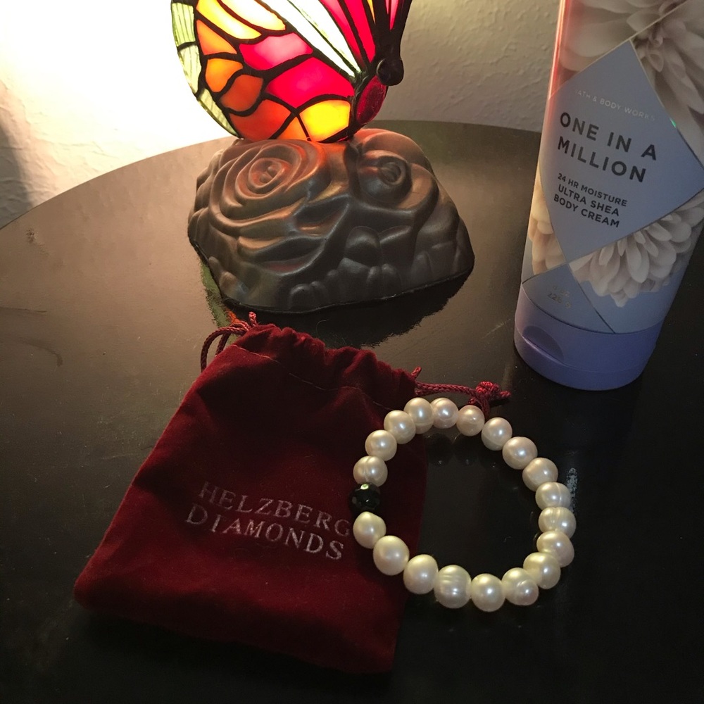 NWOT Pearl and onyx bracelet - Helzberg Diamonds